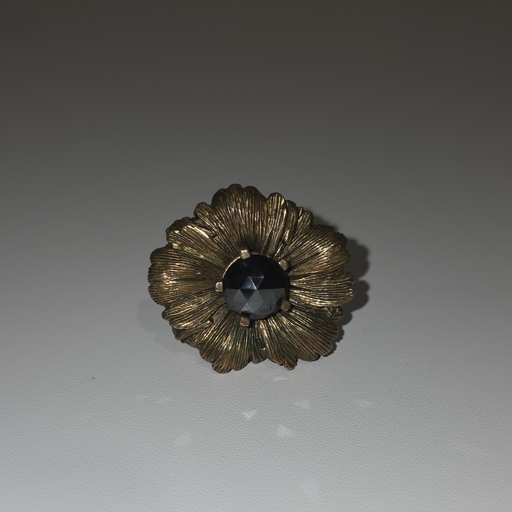 Elegant Gold and Black Floral Ring